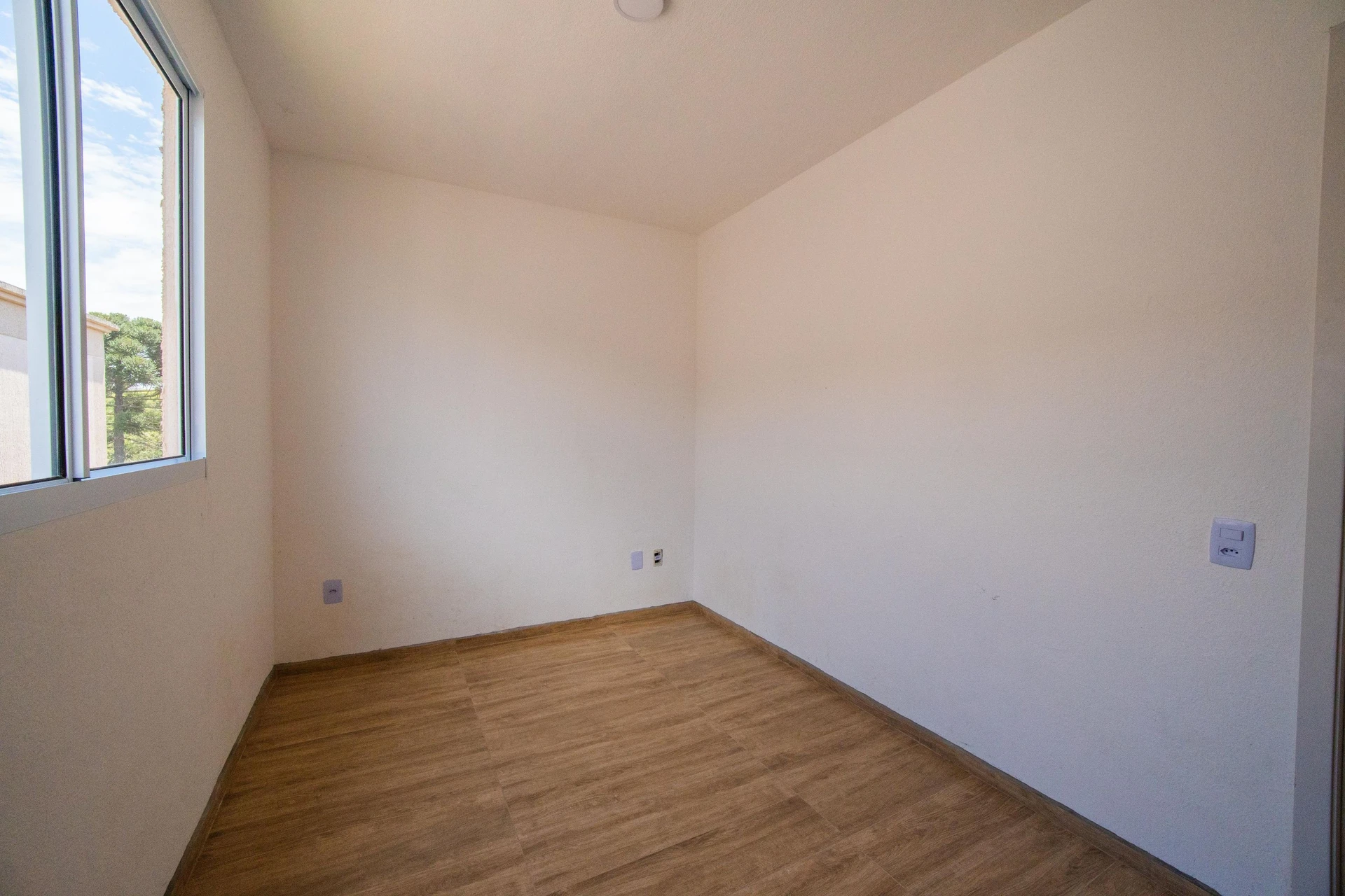 2-bedroom apartment with wood or laminate floors in Curitiba — photo 11