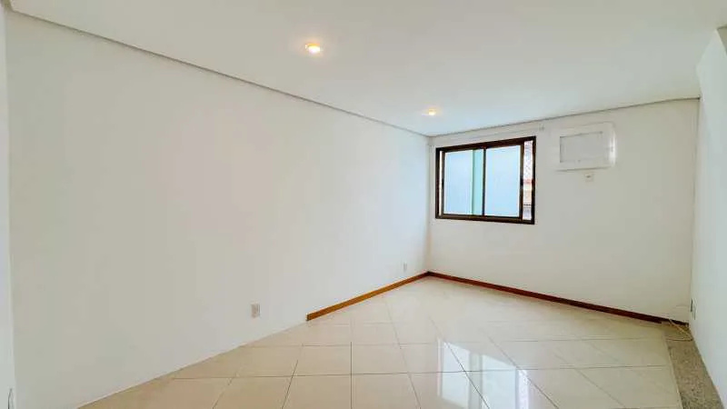 Furnished apartment, 300 m², with a glass-enclosed balcony — photo 15