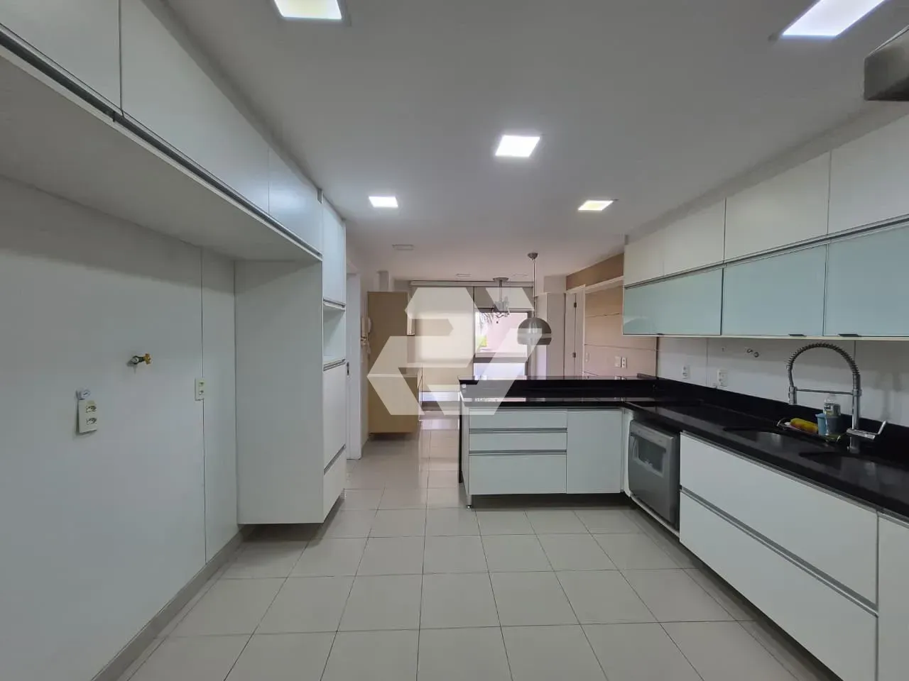 4-bedroom apartment with an enclosed glass balcony — photo 42