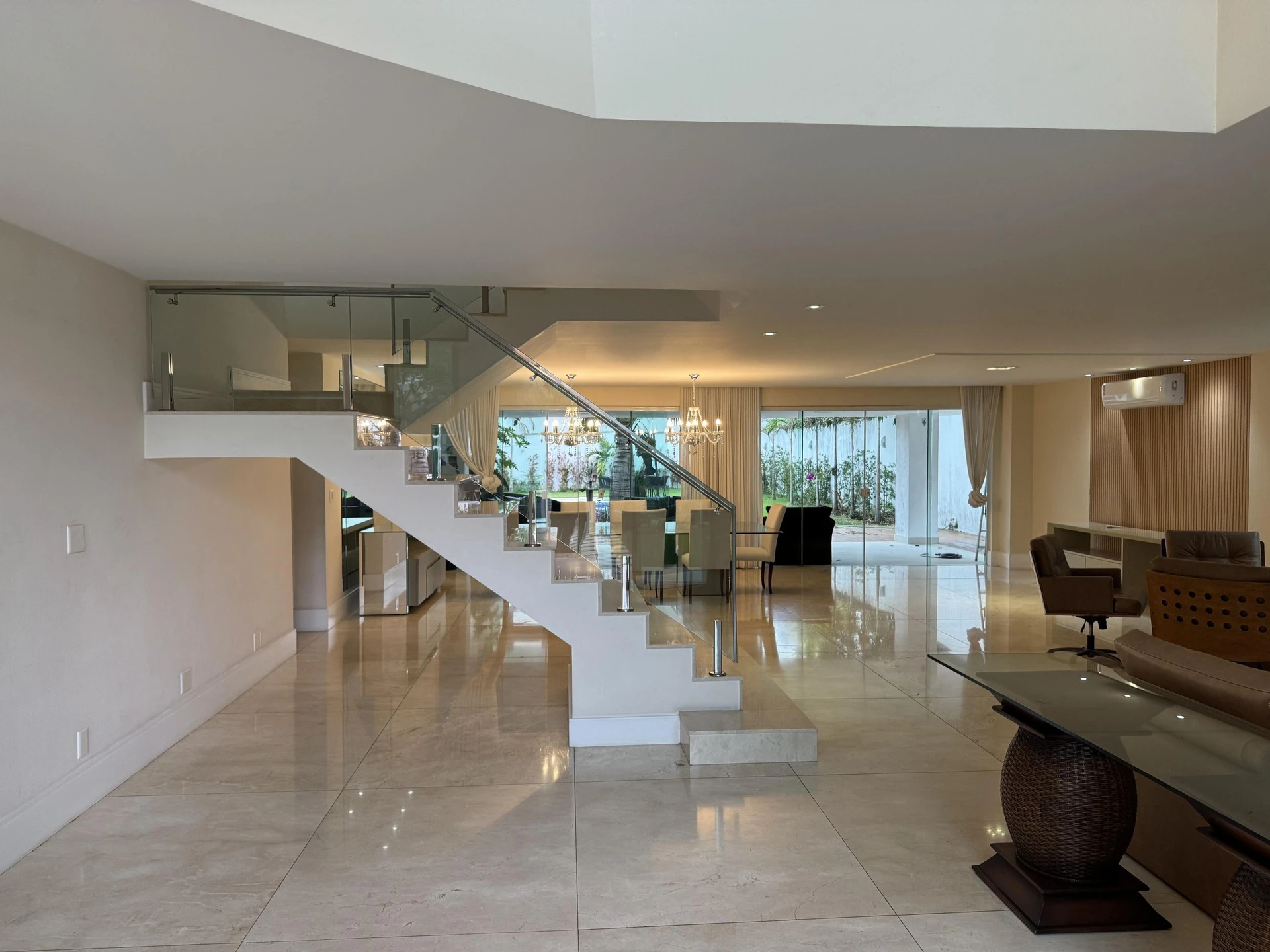 Bathtub in a 5-bedroom house, 1000 m² — photo 34