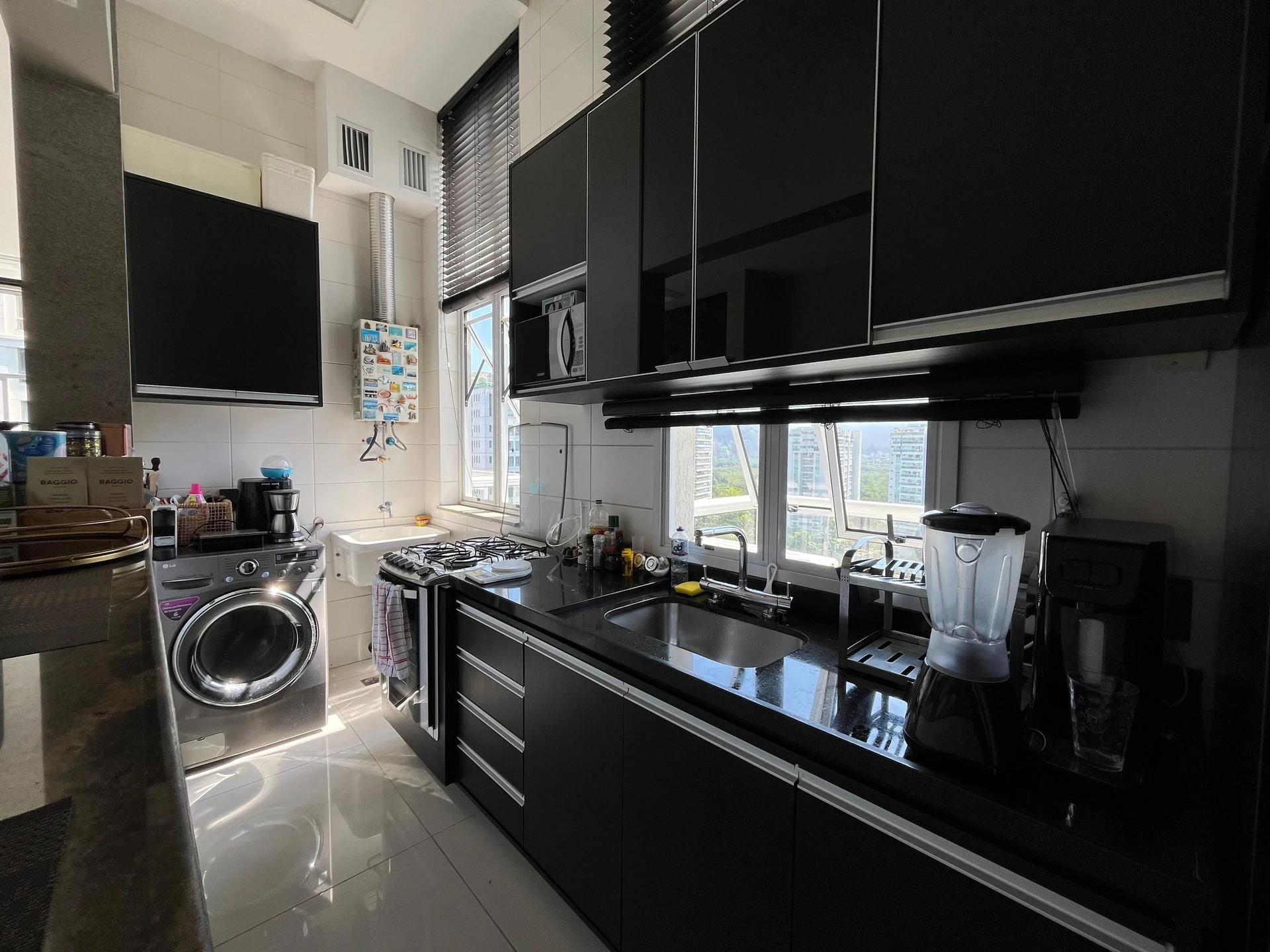 One-bedroom apartment with floor-to-ceiling windows — photo 30
