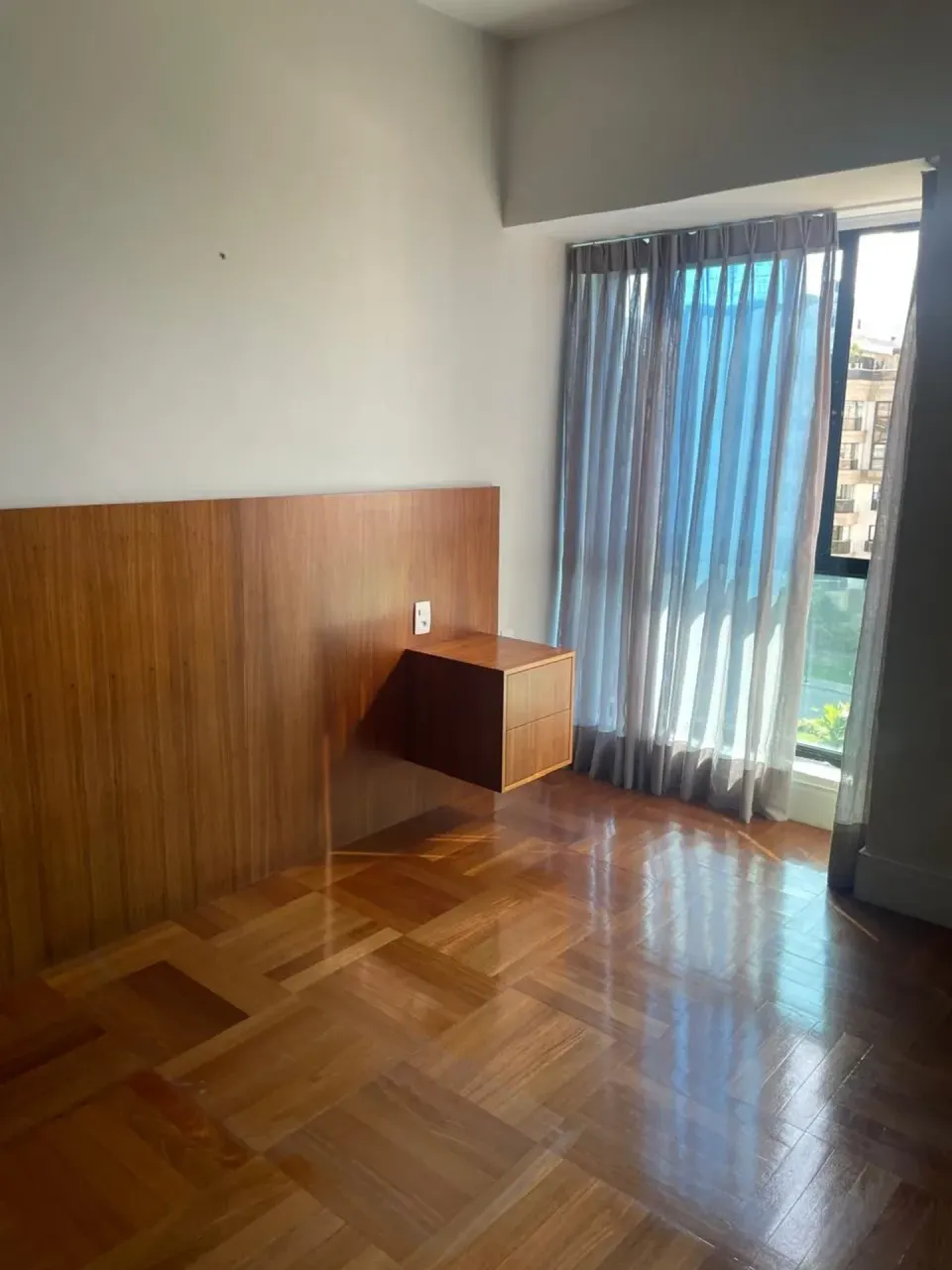 Furnished apartment, 180 m², with a glass-enclosed balcony — photo 3