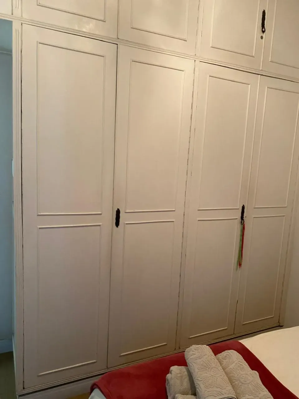 Furnished apartment with glass shower and electric showerhead — photo 9