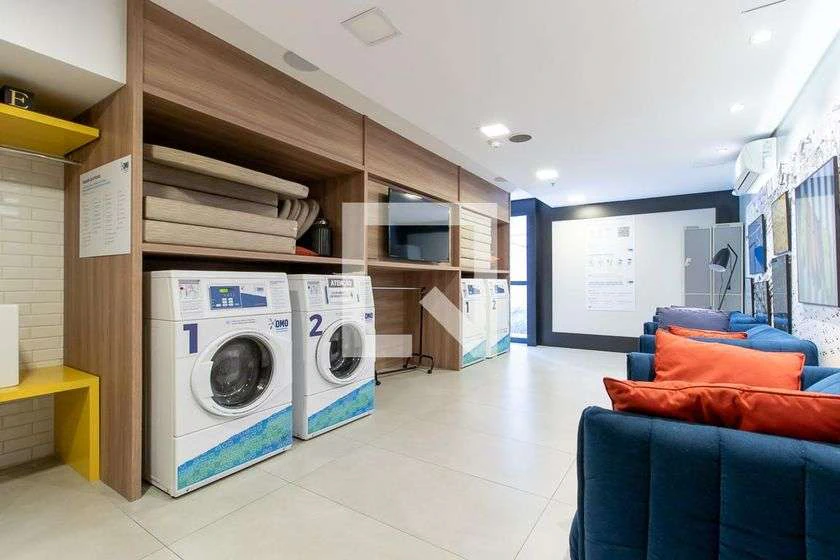 Studio de 1 quarto com box de vidro no banheiro — photo 15