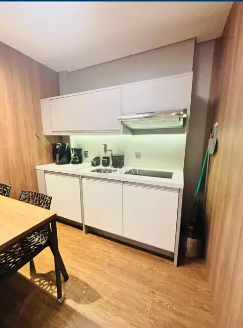 Furnished 1-bedroom apartment with compact kitchenette — photo 12