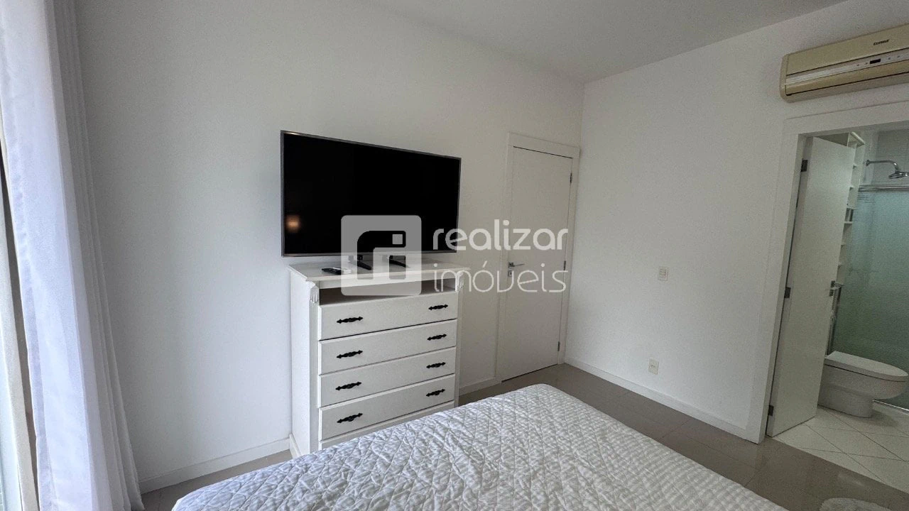 One-bedroom apartment with a mountain view — photo 9