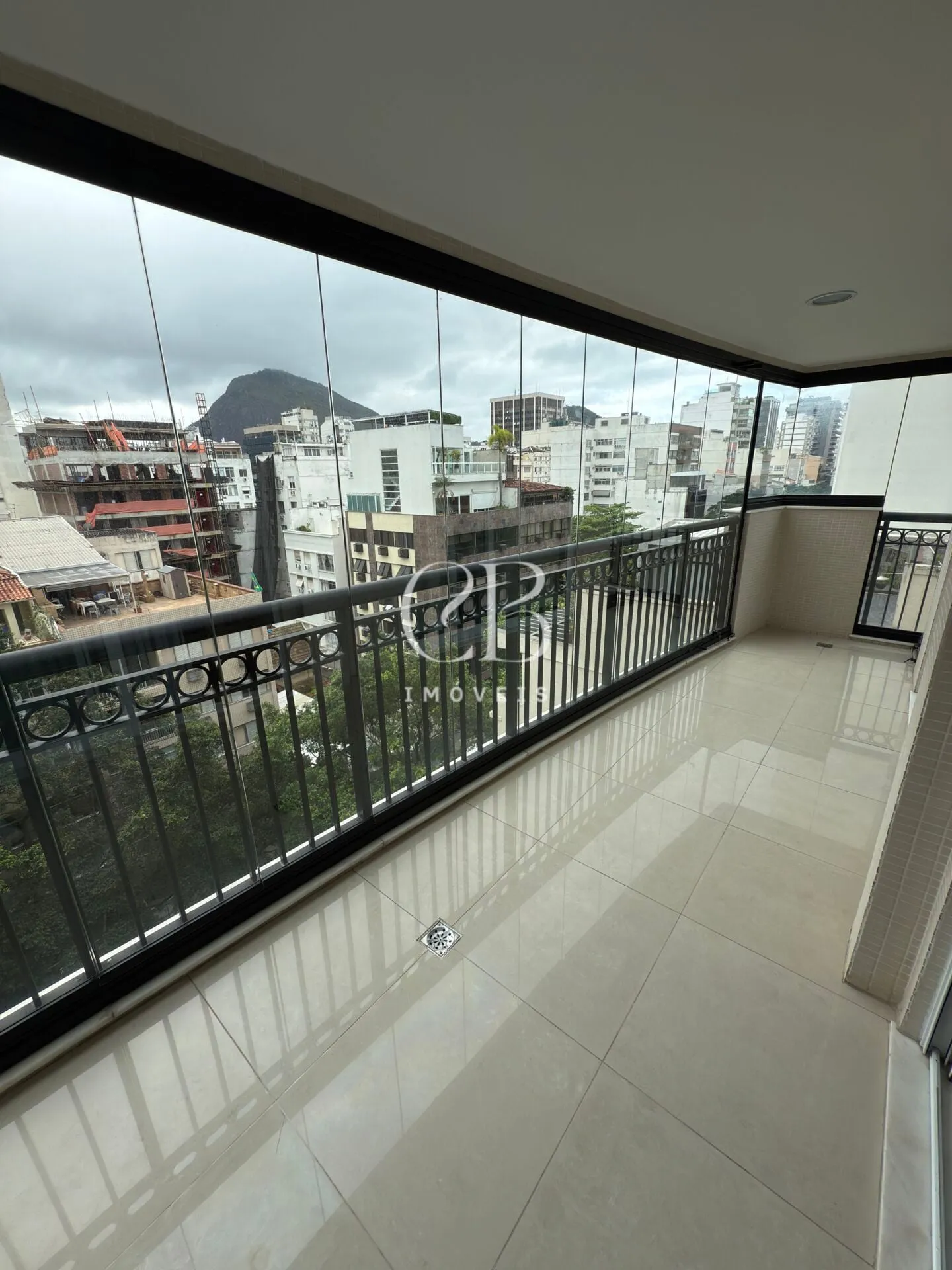 Furnished 2-bedroom apartment with en-suite bathrooms — photo 40