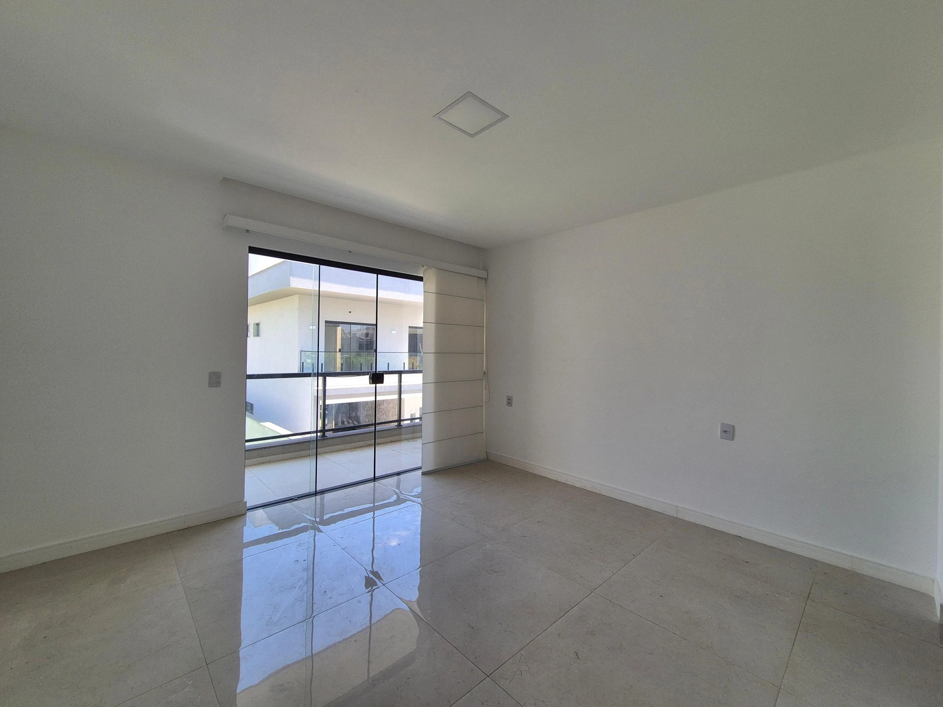 4-bedroom house with a glass-enclosed balcony — photo 39