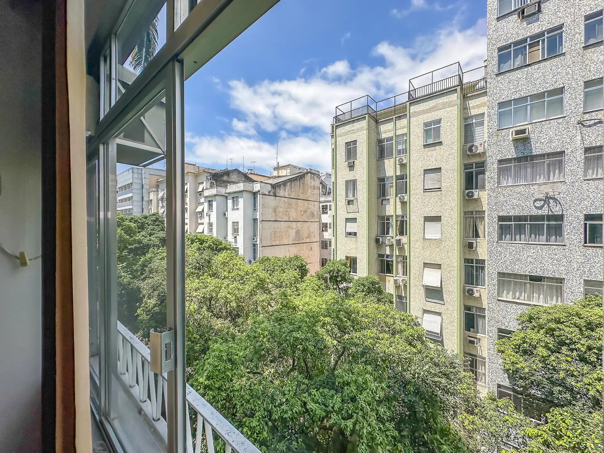 140 m² apartment with a jacuzzi and a bathtub — photo 37