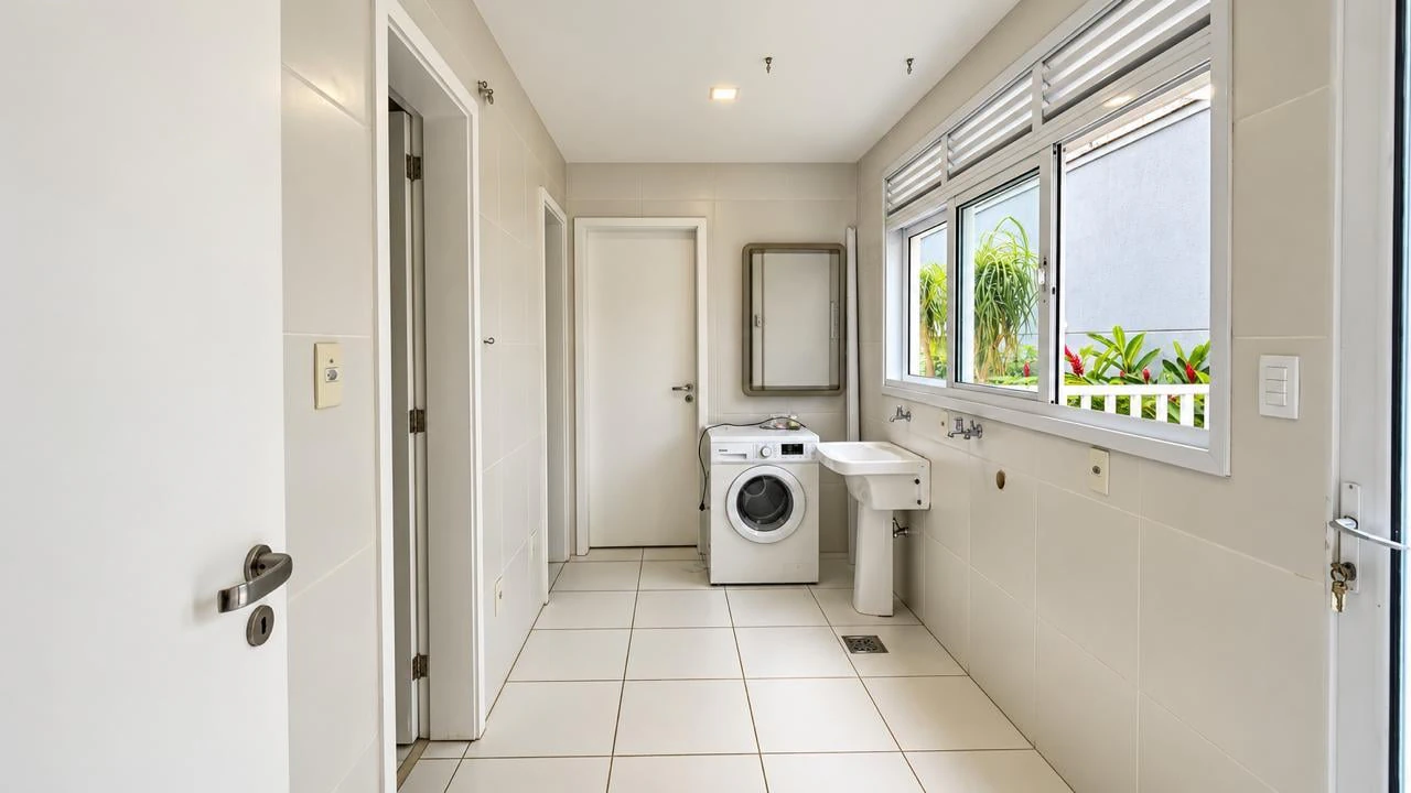 4-bedroom house with floor-to-ceiling windows — photo 10