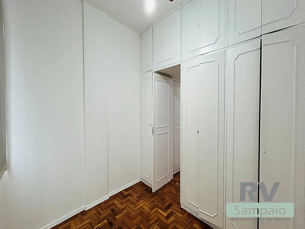 One-bedroom apartment with wood or laminate floors — photo 2