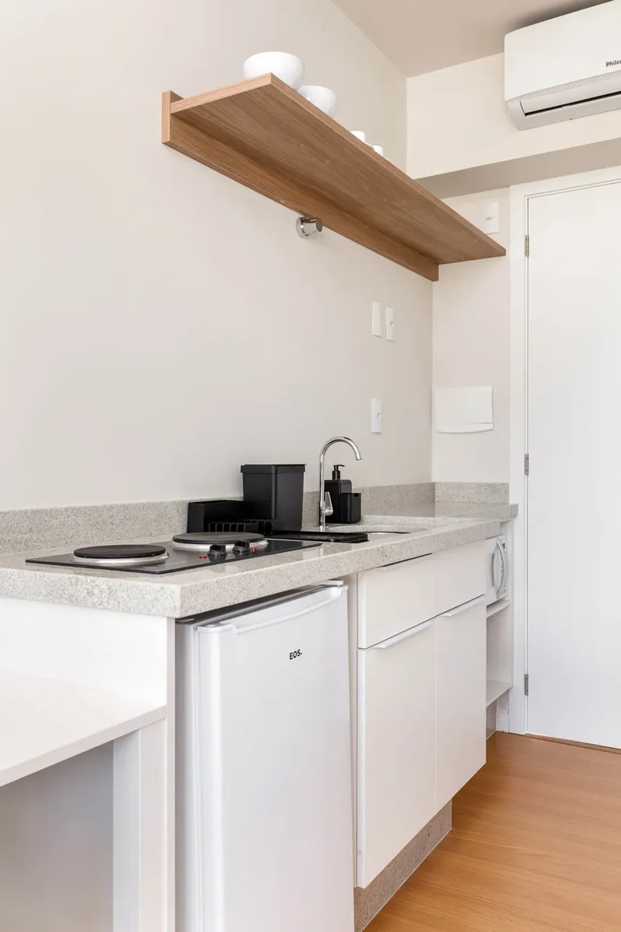 One-bedroom apartment in a building with a coworking space — photo 5