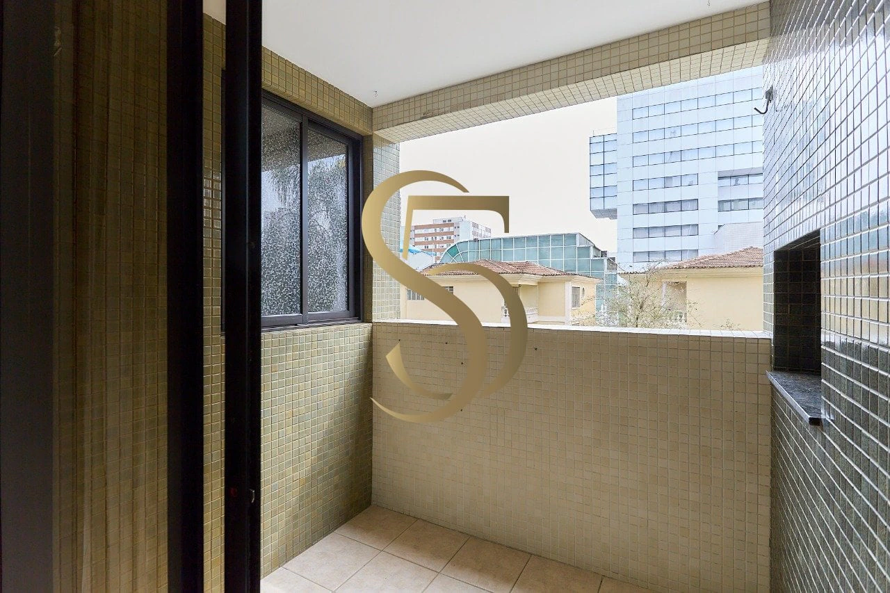 Bathtub in a one-bedroom apartment, 103 m² — photo 21
