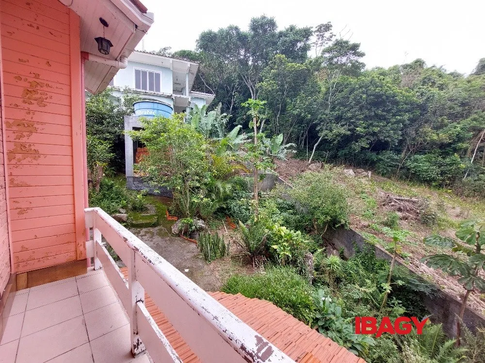 2-bedroom house with a mountain view in Florianópolis — photo 12