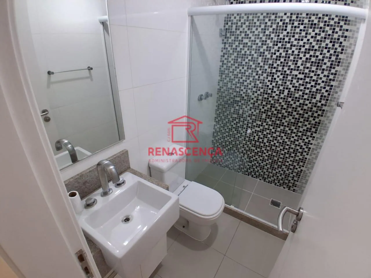 Balcony with a grill in a 2-bedroom apartment, 80 m² — photo 13