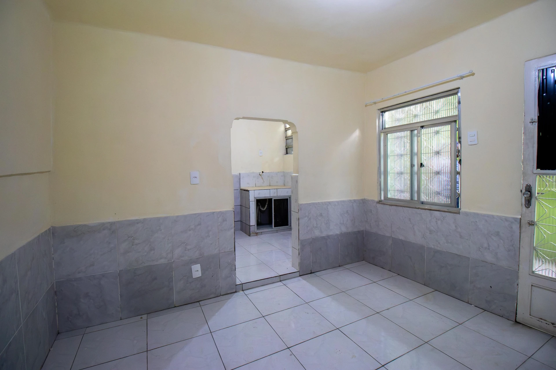 House with 1 bedroom and 1 bathroom, no parking