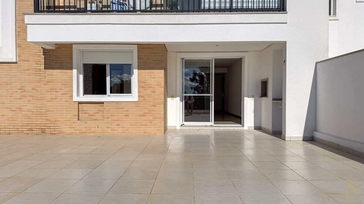 Unfurnished apartment with 3 bedrooms and balcony grill