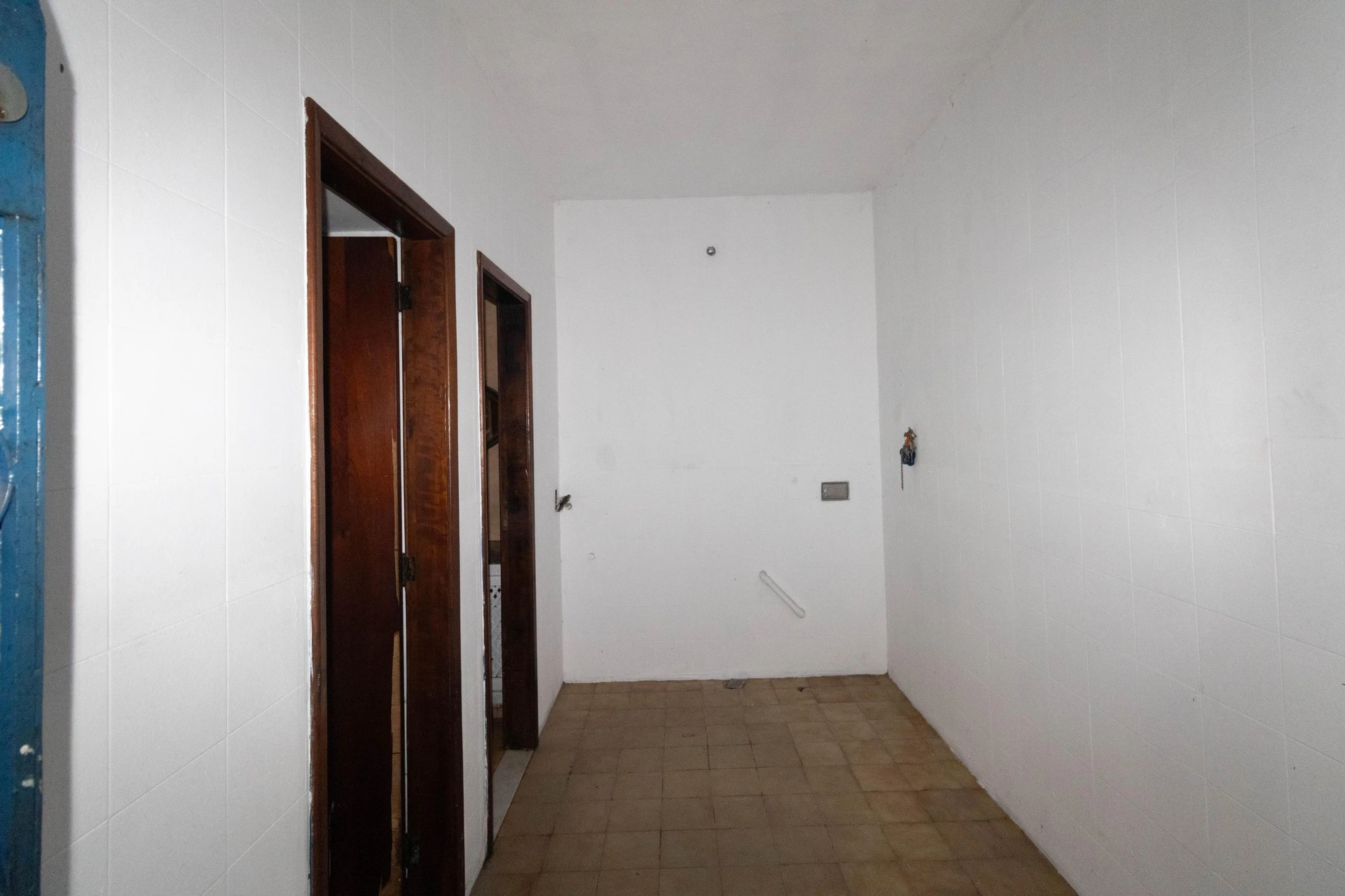 House with 4 bedrooms and 1 bathroom, separate kitchen — photo 46