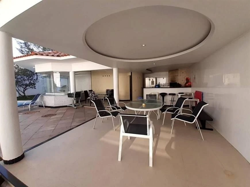 Casa mobiliada de 700 m² com 5 suítes e 10 banheiros