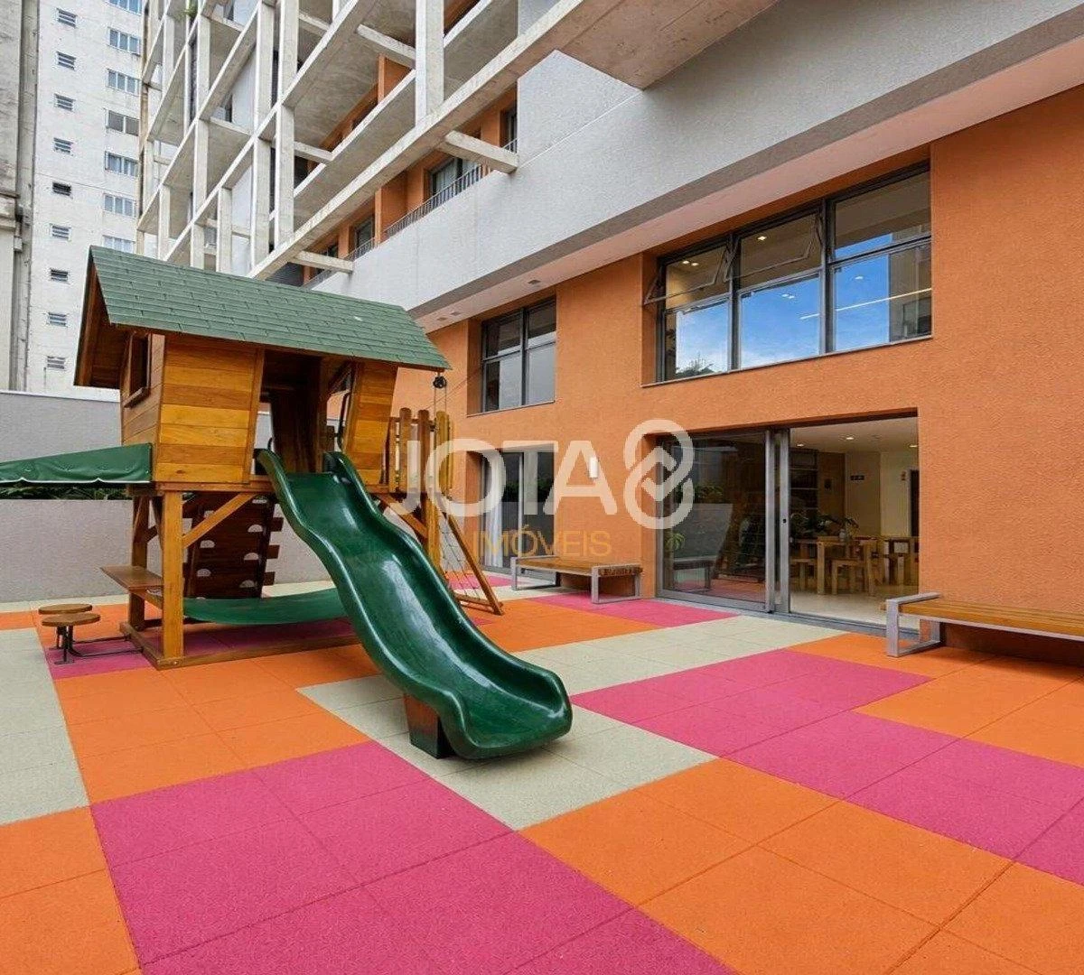One-bedroom apartment with floor-to-ceiling windows — photo 23
