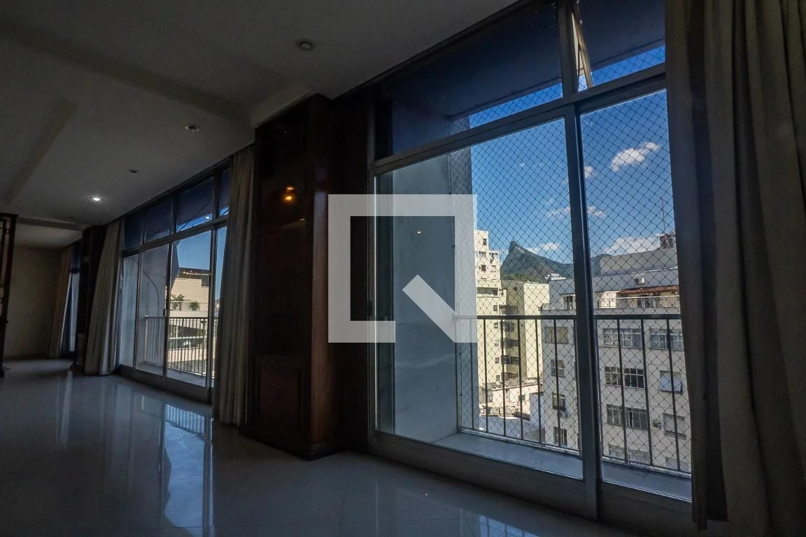 Apartment with 6 bedrooms and 5 bathrooms plus a balcony