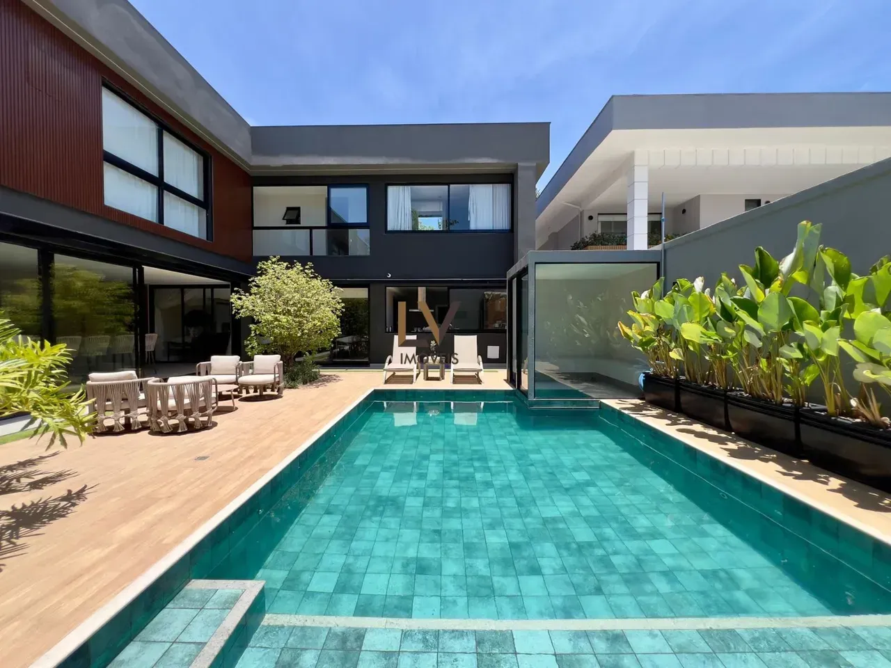 Furnished house with 800 m², 5 bedrooms and open-plan kitchen — photo 53