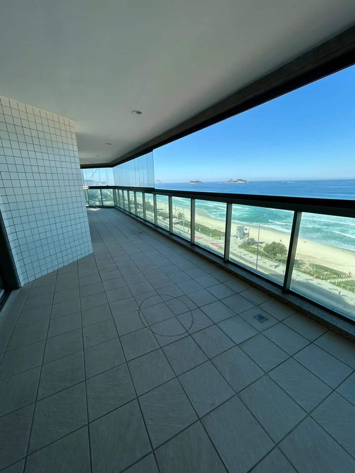 4-bedroom apartment with a water view — photo 16