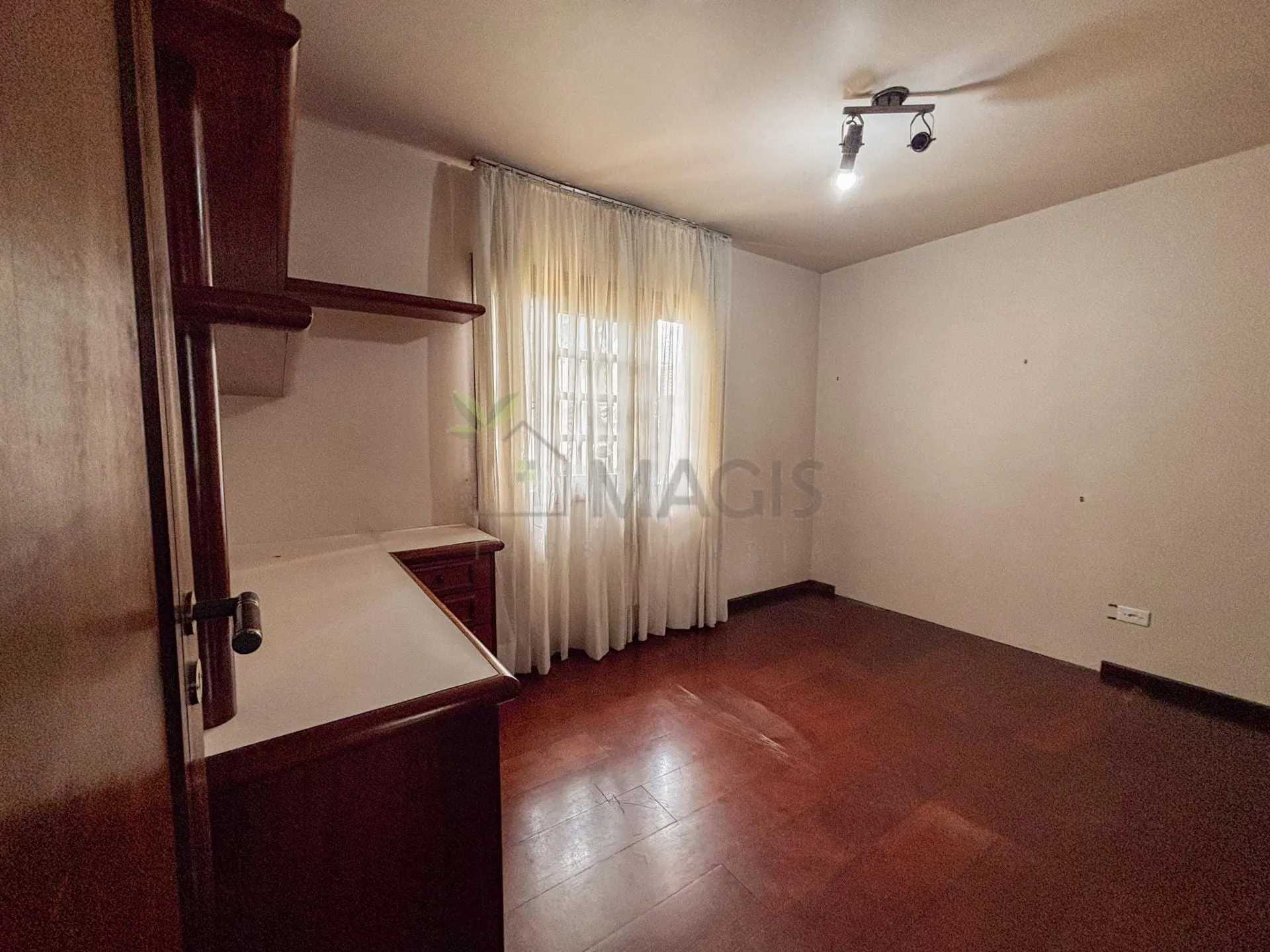 House with 5 bedrooms and 13 parking spaces across 2 floors — photo 23