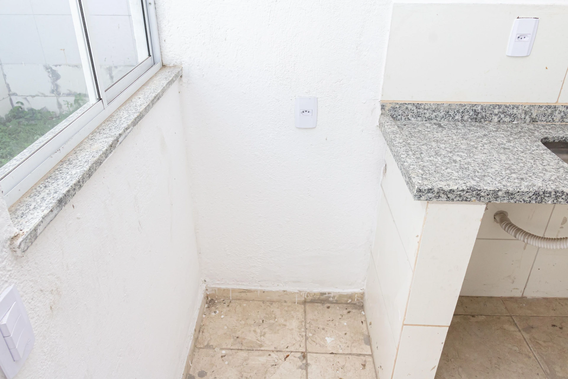 Studio unit with 1 bedroom, ensuite bathroom, private garden — photo 33