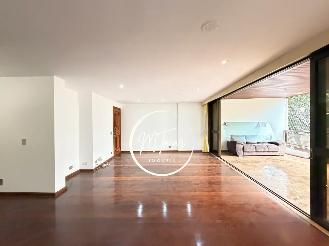 Apartment, 173 m², with a glass-enclosed balcony