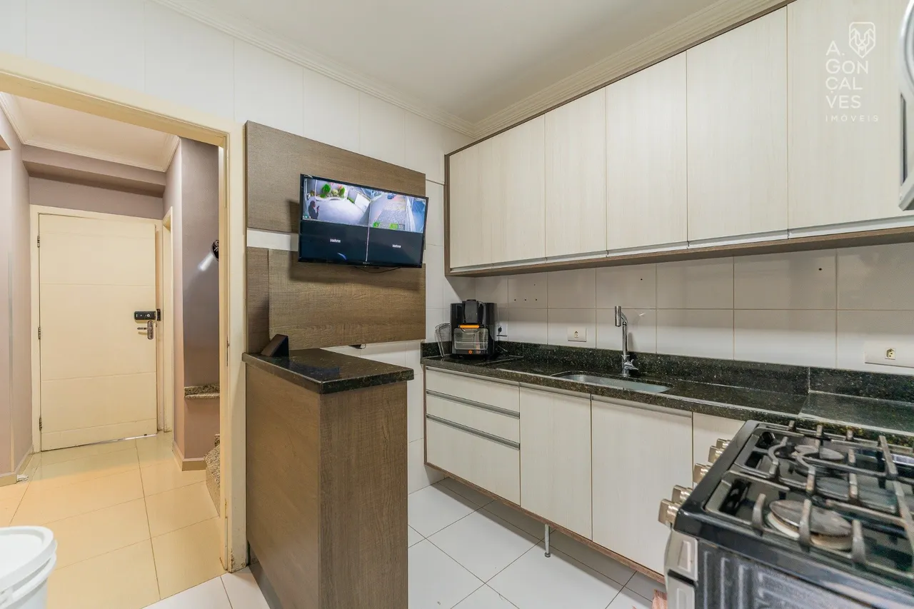 House with 3 bedrooms and a closed kitchen with gas stove — photo 14
