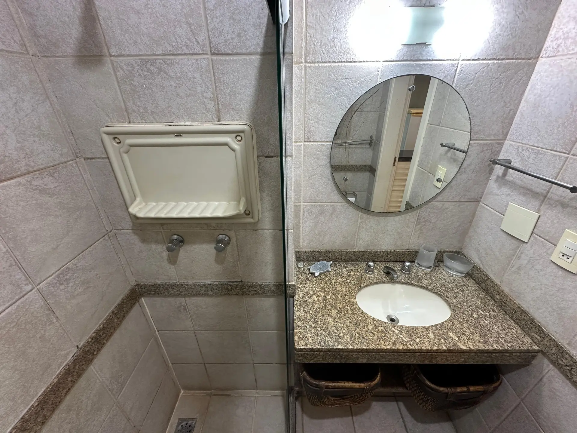 Оформлена студія з відкритою кухнею та балконом — photo 17