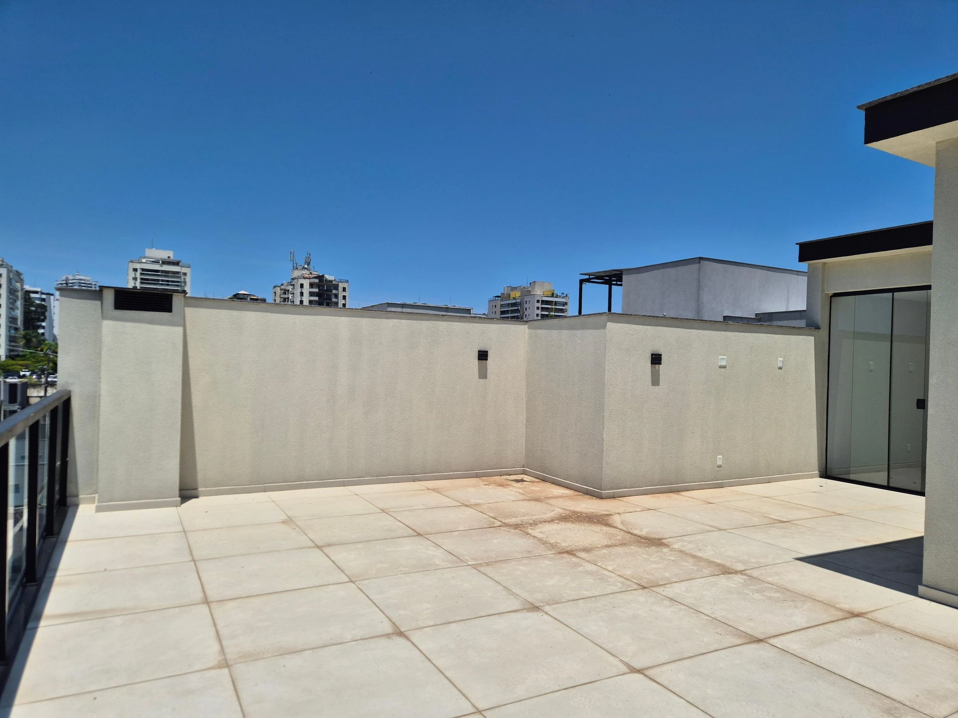4-bedroom house with a glass-enclosed balcony — photo 3