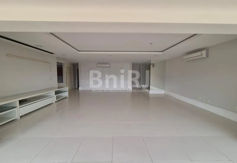 Apartment with 4 bedrooms and a glass balcony — photo 8