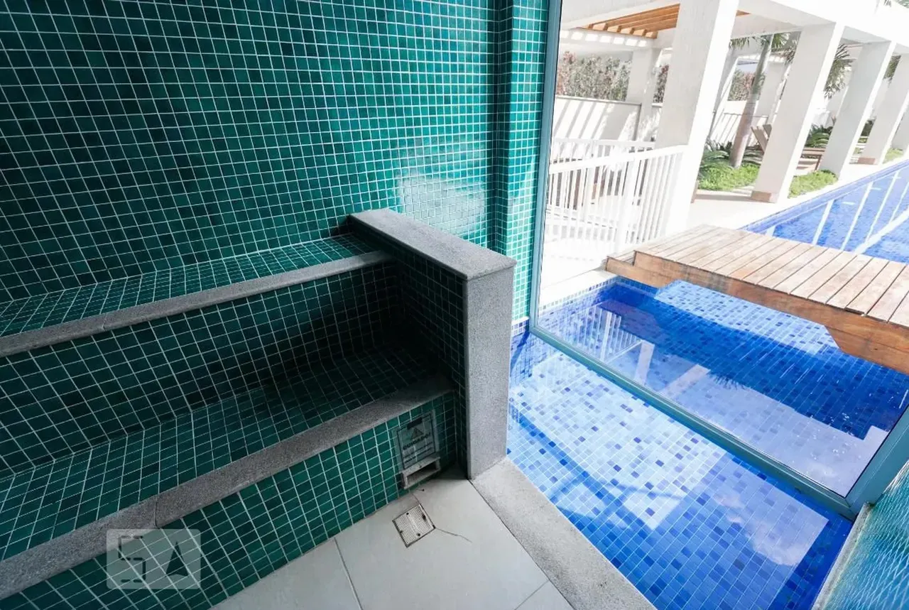 Balcony with a grill in a 5-bedroom house, 220 m² — photo 48