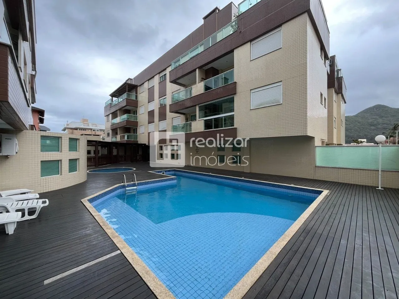 Balcony with a grill in a 2-bedroom apartment, 73 m² — photo 18