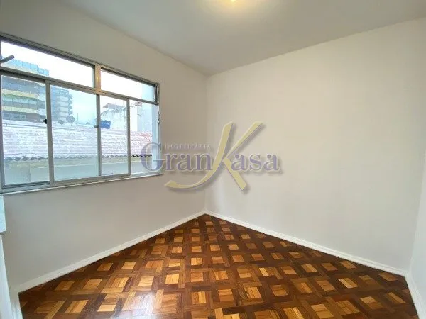 Wood or laminate floors in a 2-bedroom apartment, 63 m² — photo 3