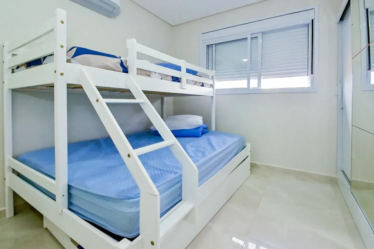 Furnished 1-bedroom apartment with 3 bathrooms — photo 4