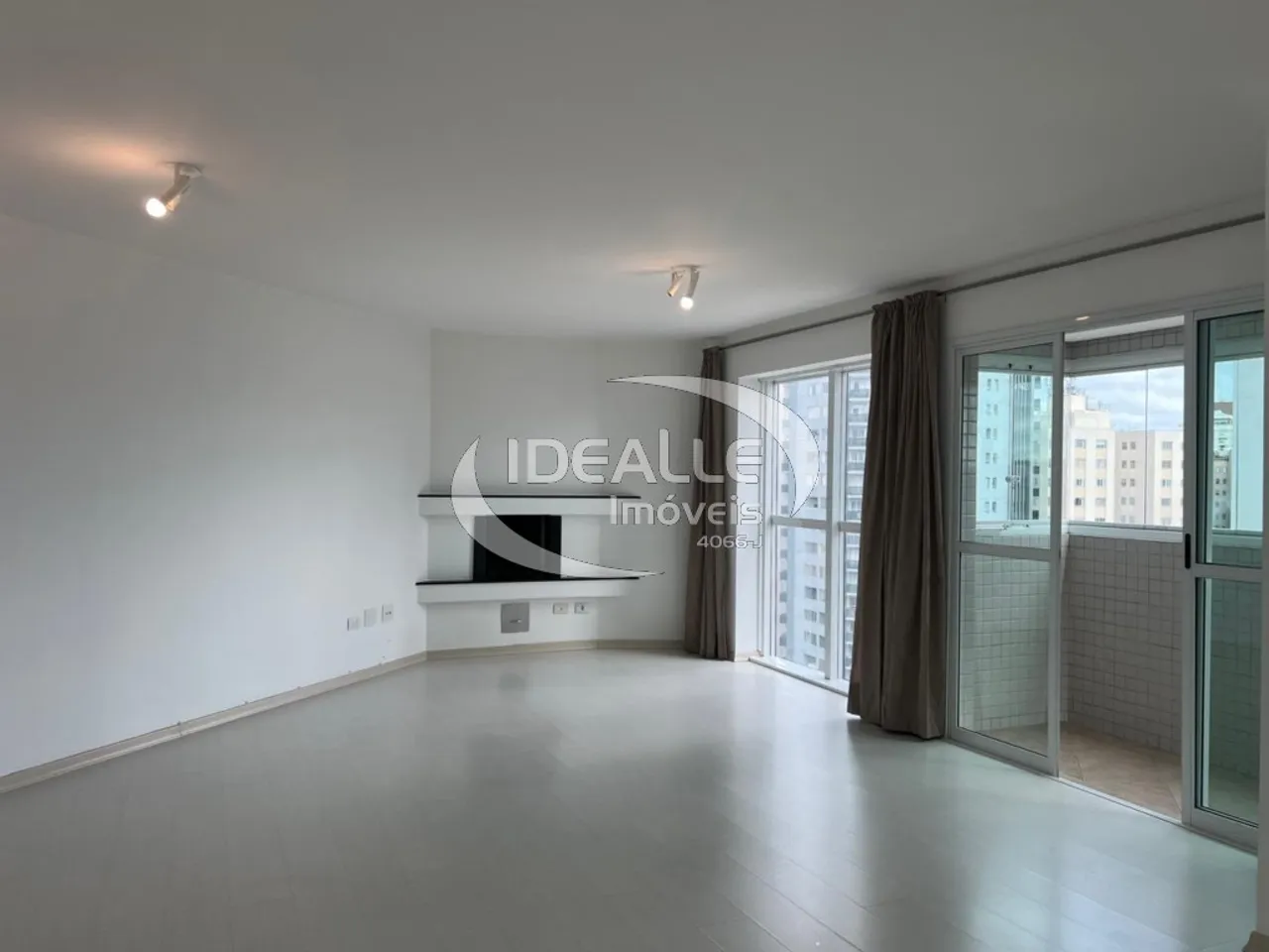 3-bedroom apartment with enclosed balcony and 2 parking spots — photo 3