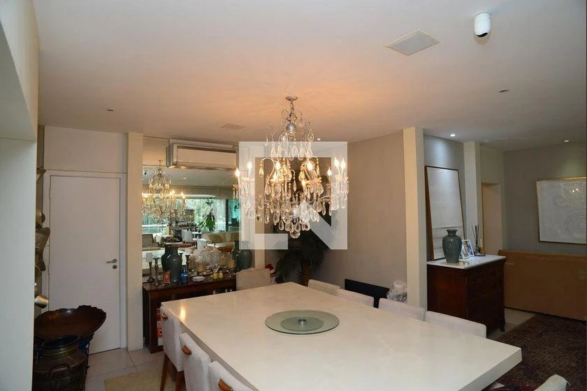 298 m² rental apartment with 4 en-suite bedrooms and balcony — photo 26