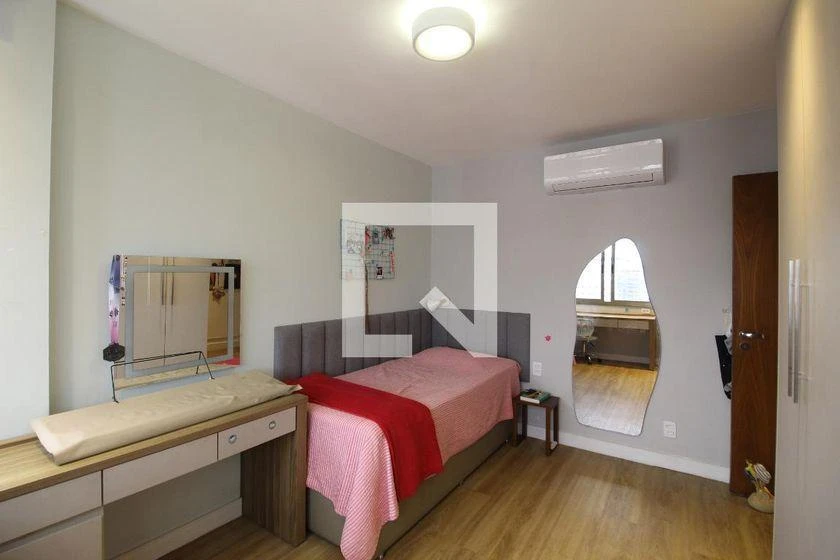 Furnished 4-bedroom apartment with 245 m² and glass balcony — photo 17