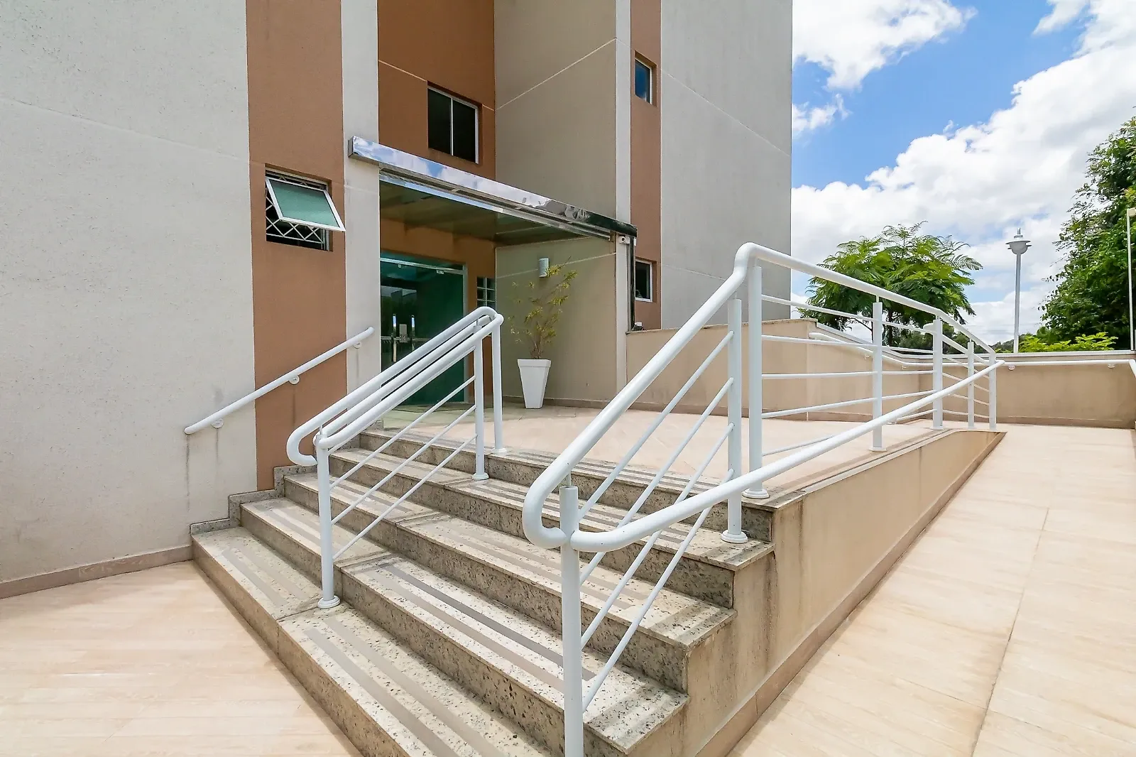 Balcony with a grill in a 3-bedroom apartment, 74 m² — photo 20