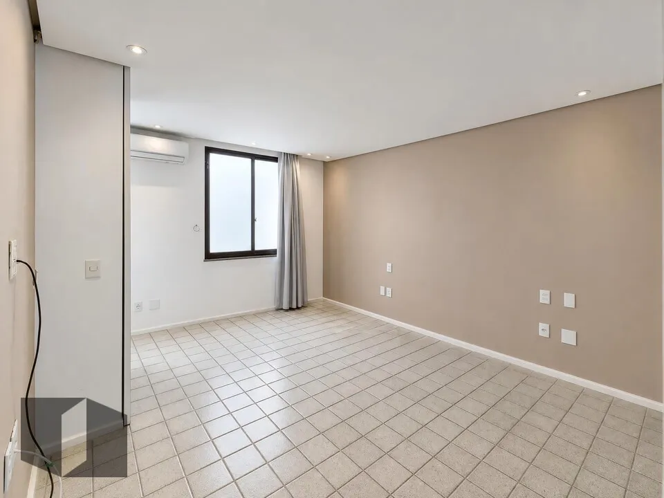 Apartment with air conditioning and 4 bedrooms — photo 17