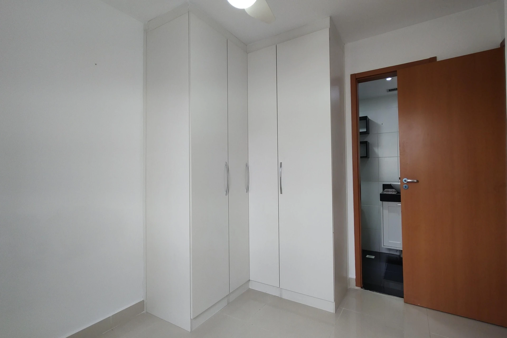 2-bedroom apartment in a building with a gym — photo 37
