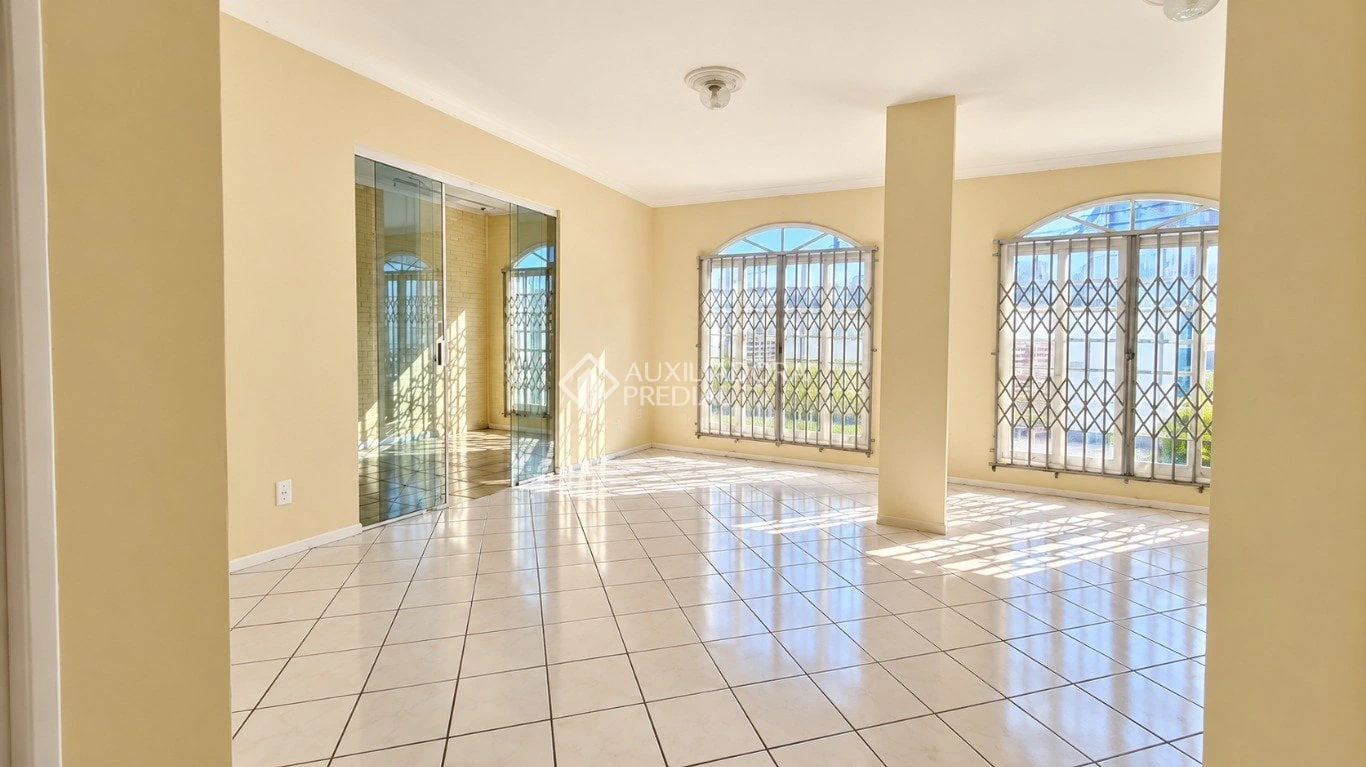 405 m² house with a water view and a bathtub — photo 4