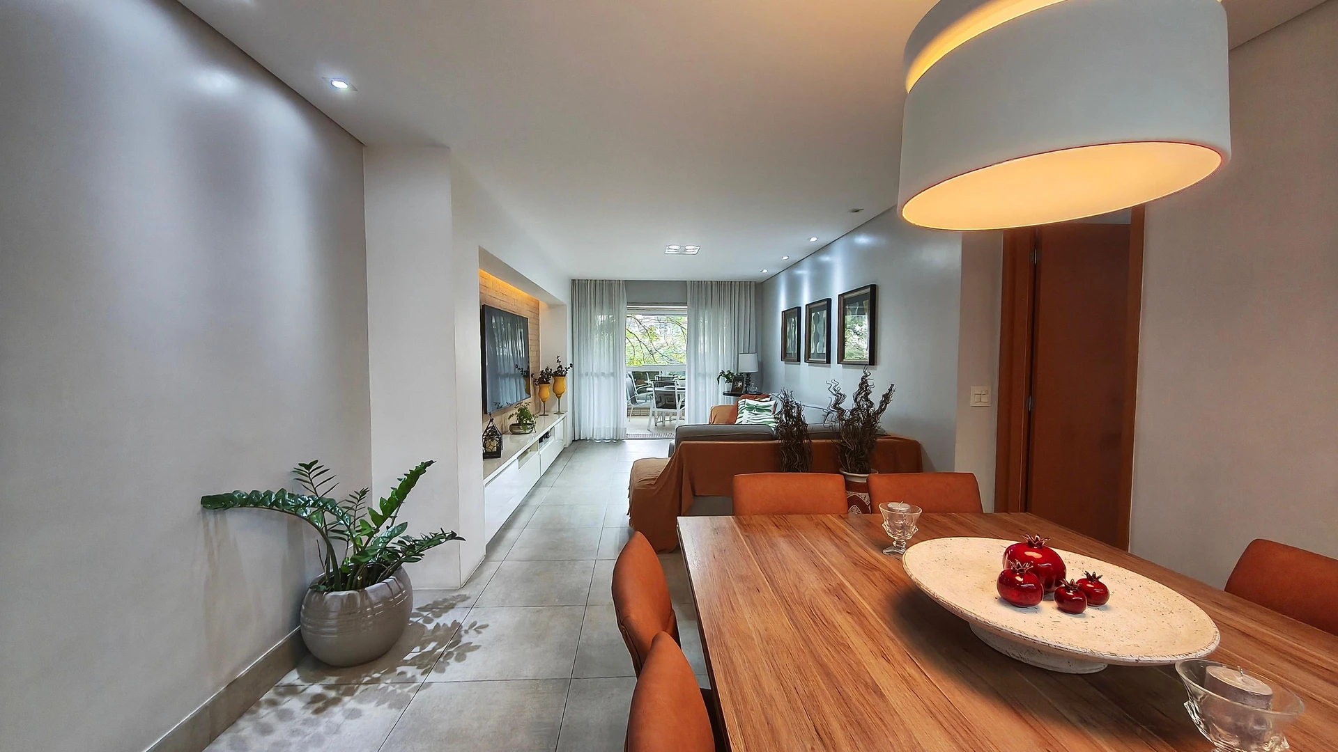 Furnished apartment, 160 m², with a glass-enclosed balcony — photo 4