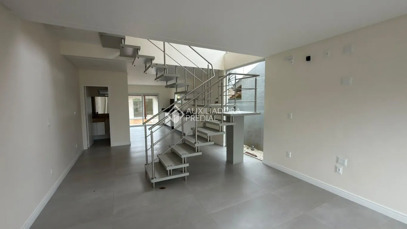 Balcony with a grill in a 4-bedroom house, 120 m² — photo 5