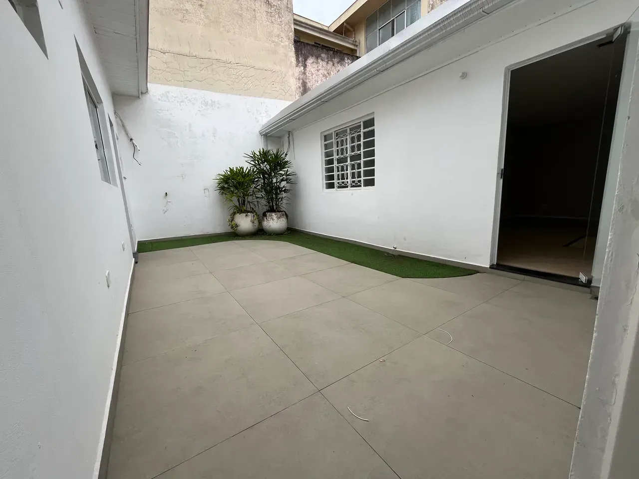 Unfurnished commercial house with 5 bedrooms and 2 baths — photo 8