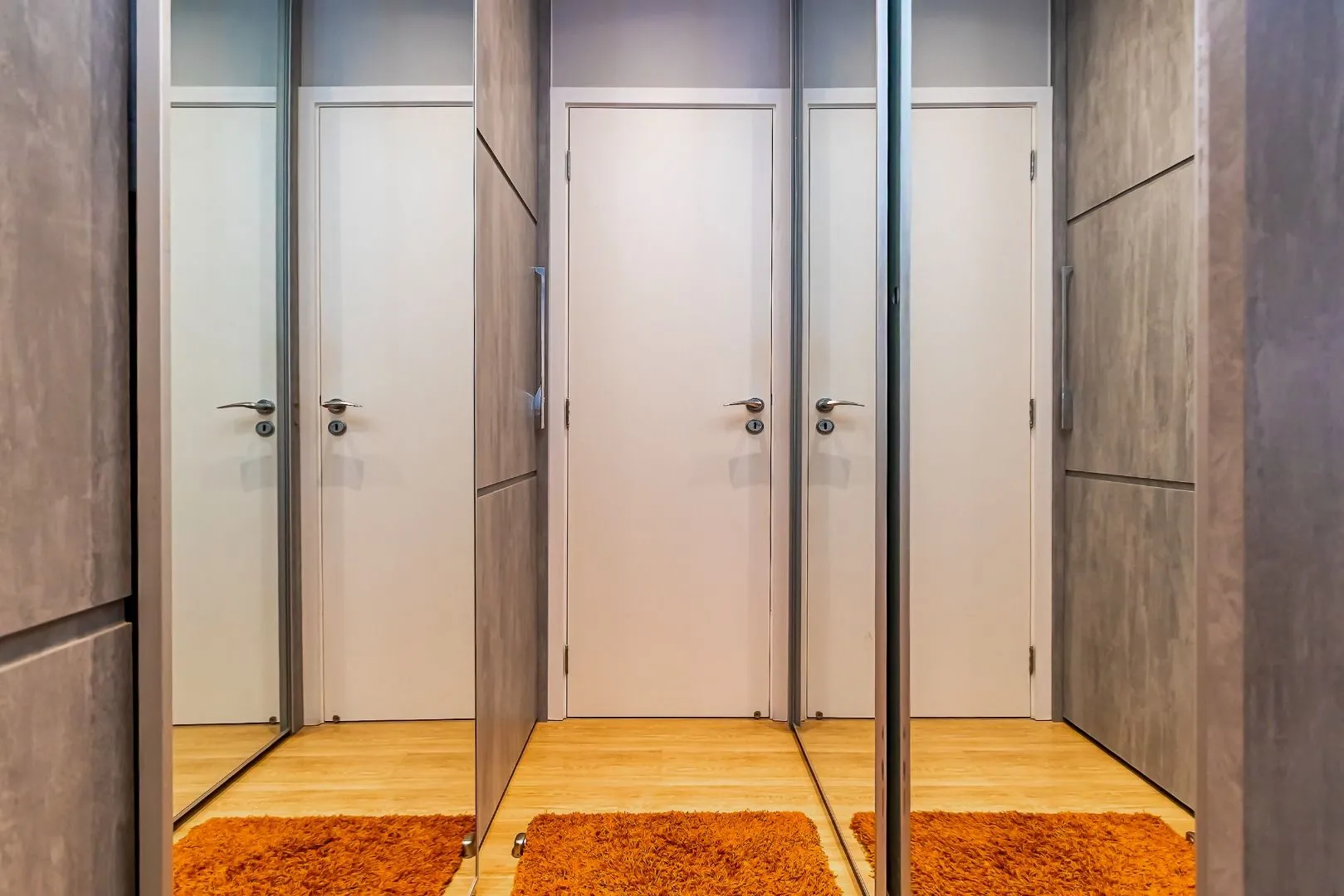 Glass-enclosed balcony in a 3-bedroom apartment, 110 m² — photo 39