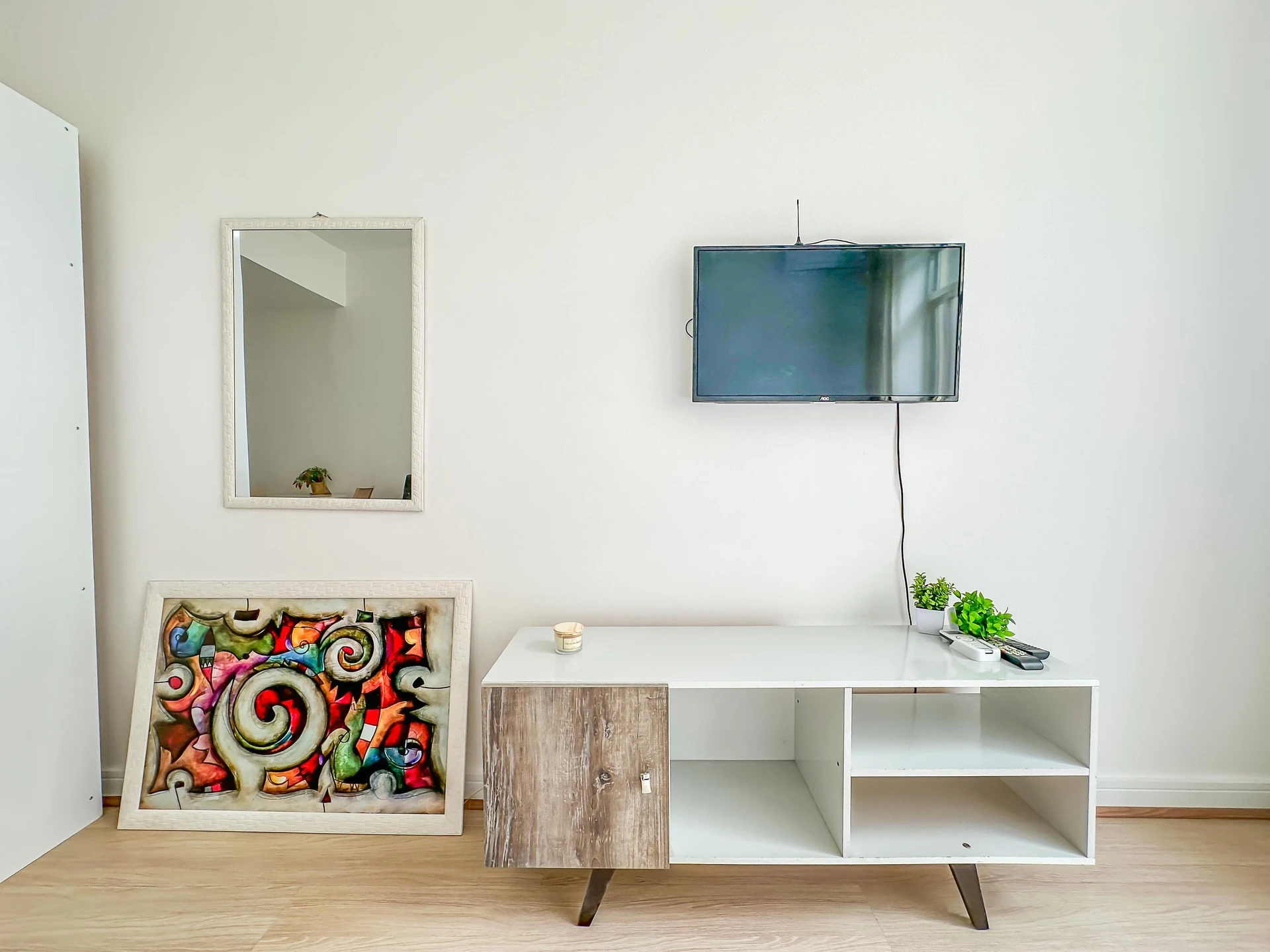 Furnished studio, 30 m², with wood or laminate floors — photo 23
